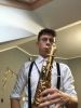 Orkiestrant gra na instrumencie